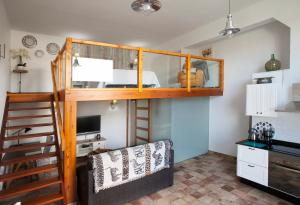 Cette petite chambre comprend un lit en mezzanine et un canapé. dans l'établissement Caserío Leandro IV, à Tías