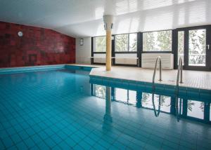 - une grande piscine revêtue de carrelage bleu dans l'établissement Appartement Brink Am Waltenberg 70, à Winterberg