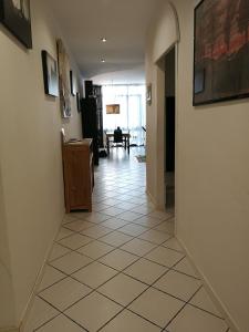un corridoio con pavimento piastrellato in una casa di Stella del Mattino a Padova