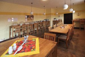 uma sala de jantar de restaurante com mesas e cadeiras de madeira em Alte Schule Schnackenburg em Schnackenburg