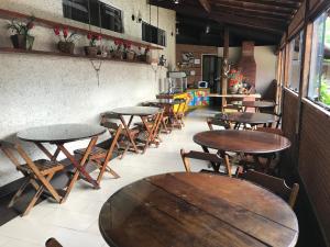 Pousada Castelo في Careaçu: صف من الطاولات والكراسي في المطعم