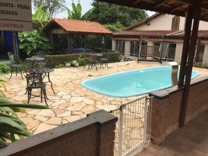 The swimming pool at or close to Pousada Castelo