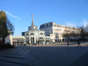 een groot wit gebouw met een kruis erop bij Le Charleston 3p 5 minutes Disney Parking gratuit Terrasse in Chessy