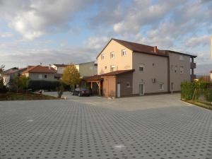 メジュゴリエにあるGuest House Starの前に駐車場がある家