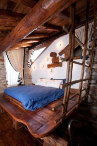 a bedroom with a bed in a log cabin at Il Fienile della Nonna in Introd