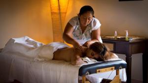 a woman giving a woman a massage in a bed at Hacienda Viva Sotuta de Peón in Tecoh