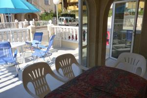 Los AltosにあるVilla Goletaのテーブルと椅子付きのバルコニー