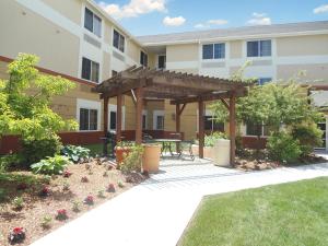 a pergola in the courtyard of a building at Extended Stay America Suites - Boston - Westborough - Computer Dr in Westborough