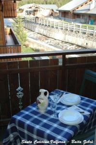 サンタ・カテリーナ・ヴァルフルヴァにあるBaita Stelvioの青白のテーブル(皿、花瓶付)