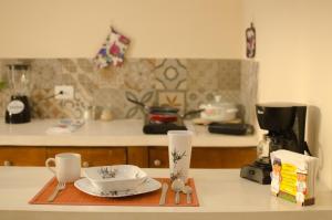 una encimera de cocina con una bandeja con dos tazas y aucer en Casa Xanath, en Tulum