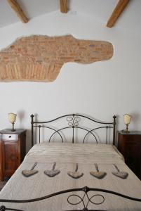 ein Schlafzimmer mit einem Bett mit Ziegelwand in der Unterkunft La Casetta nel Borgo in Faenza