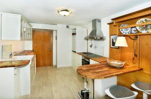 A kitchen or kitchenette at Landhaus Mooslechner