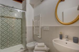フィレンツェにあるレジデンツェ デポカ コレクション サンターナのバスルーム(洗面台、トイレ、鏡付)