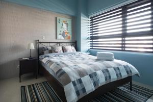 Schlafzimmer mit einem Bett und einem Fenster mit Jalousien in der Unterkunft LiveGRACE Apartment Xindian in Xindian
