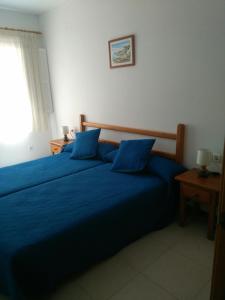 A bed or beds in a room at Apartamento Blanes Nautic Port