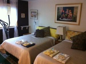 a hotel room with two beds with towels on them at Repos & Manna Downtown Montréal in Montreal