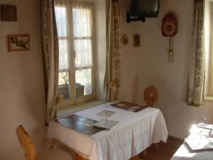 a dining room with a table and a window at B&B Airone in Venas
