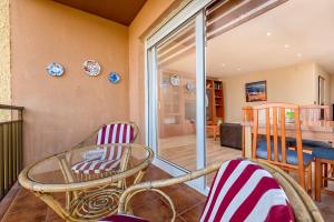 ein Esszimmer mit Glastisch und Stühlen in der Unterkunft WintowinRentals La Posada del Mar in Rincón de la Victoria