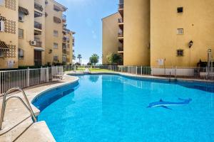 een zwembad in een hotel met een dolfijn in het water bij WintowinRentals La Posada del Mar in Rincón de la Victoria