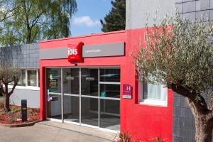 a red store front with a ups sign on it at ibis Lorient Centre Hôtelier in Caudan