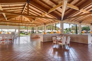un restaurant avec des tables et des chaises et un bar dans l'établissement Hipotels Hipocampo Palace & Spa, à Cala Millor
