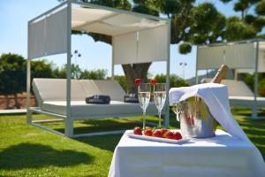 - une table avec 2 verres et une bouteille de champagne dans l'établissement Hipotels Hipocampo Palace & Spa, à Cala Millor
