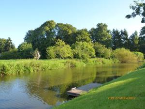 een kleine boot midden in een rivier bij Ferienwohnungen direkt am Wasser in Glückstadt in Glückstadt