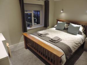 1 dormitorio con 1 cama con 2 toallas en 4 Bed Farnborough Air Accommodation, en Farnborough