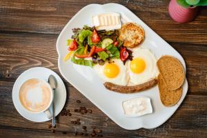 un plato de desayuno con huevos y ensalada en The Square en Astaná