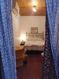 Tempat tidur dalam kamar di Hostel Casa do Bolaxa