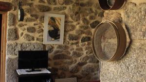 Uma TV ou centro de entretenimento em Quinta da Ribeira