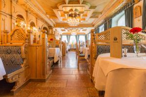 a dining car of a train with tables and chairs at Residence Grüne Laterne - Lanterna Verde in Sesto