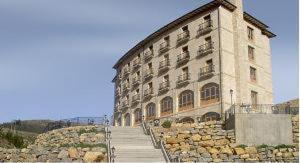 un gran edificio con una escalera que conduce a él en Manrique de Lara en San Leonardo de Yagüe