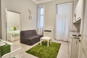 een woonkamer met een bank, een stoel en een spiegel bij HILD-2 Apartments | Budapest in Boedapest