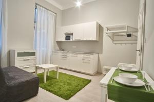 een keuken en een woonkamer met een bank en een tafel bij HILD-2 Apartments | Budapest in Boedapest