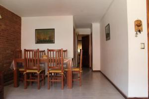 een eetkamer met een tafel en stoelen bij Posta Del Cocodrilo in Pinamar