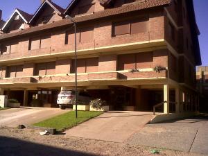 een gebouw met een busje ervoor geparkeerd bij Posta Del Cocodrilo in Pinamar