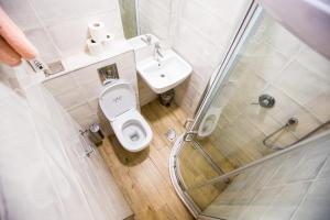 uma casa de banho com um chuveiro, um WC e um lavatório. em Kaplan Hotel em Jerusalém