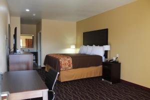 Habitación de hotel con cama y escritorio en Express Inn and Suites, en Humble