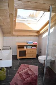 オーベルストドルフにあるHaus Wiesenruhのバスルーム(洗面台、トイレ付)、窓が備わります。