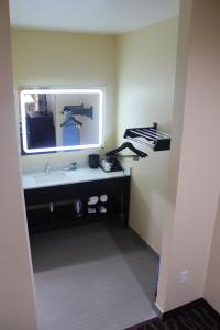 TV a/nebo společenská místnost v ubytování Express Inn and Suites