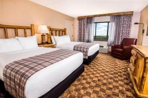 Ein Bett oder Betten in einem Zimmer der Unterkunft Lodge of the Ozarks