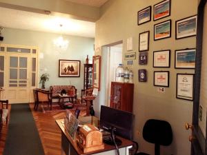 un soggiorno con scrivania e un soggiorno con una camera da letto. di Travellers Inn a Quito