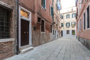 un callejón vacío en una ciudad vieja con edificios en La Loggia della Luna, en Venecia