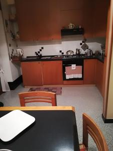 波坦察的住宿－Notti di luna，厨房配有桌子和炉灶。 顶部烤箱