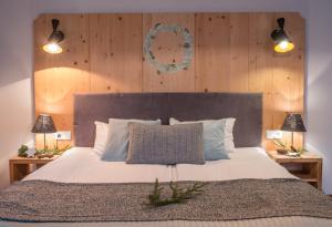 een slaapkamer met een groot bed en houten wanden bij Willa Pokusa in Szczawnica
