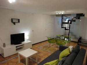 a living room with a couch and a tv at Center Valencia in Valencia