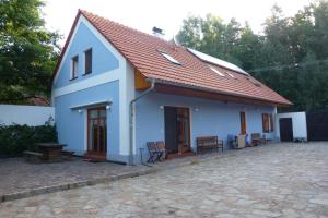 una pequeña casa con techo rojo en Penzion U hájovny u pískoven - Vlkov, en Vlkov
