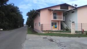 una casa rosa al lado de una calle en Petite Callebasse, en Cayenne