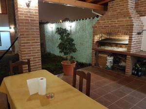 a table and chairs in a restaurant with a pizza oven at Accueillant Auberge Salta in Salta